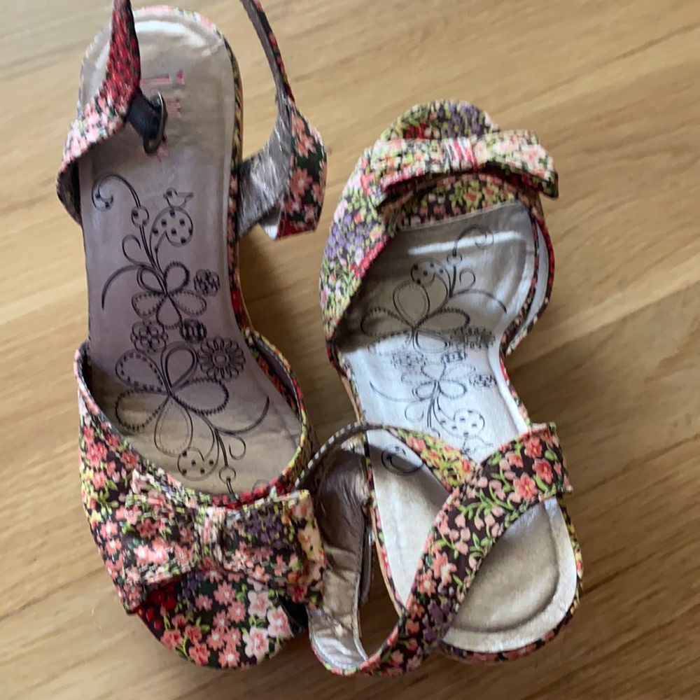 Flowery sandals
